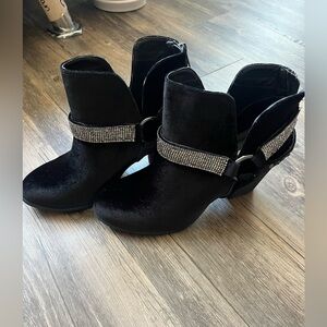 NIB Not Rated black booties size 7